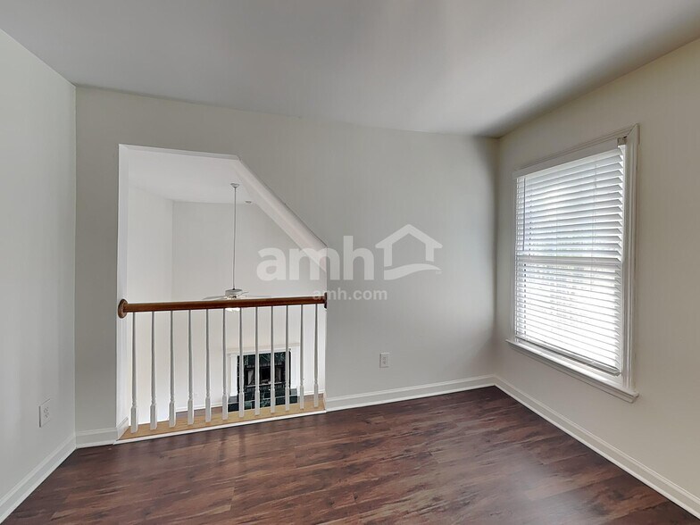 Building Photo - 1555 Brentwood Dr