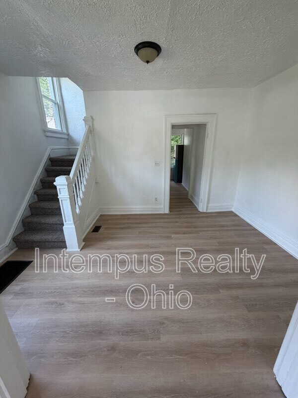 Building Photo - 550 W Myrtle Ave