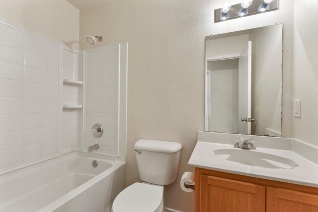 Building Photo - Beautiful 3 bed 2 bath home in Poynter Cro...