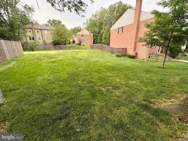 Building Photo - 9710 Lakepointe Dr