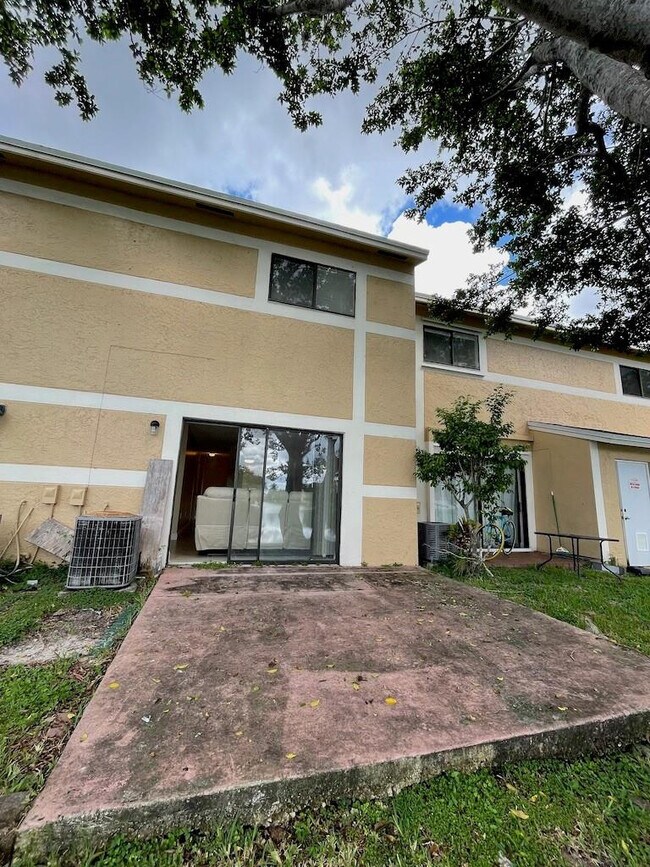 Building Photo - 9490 Palm Cir S