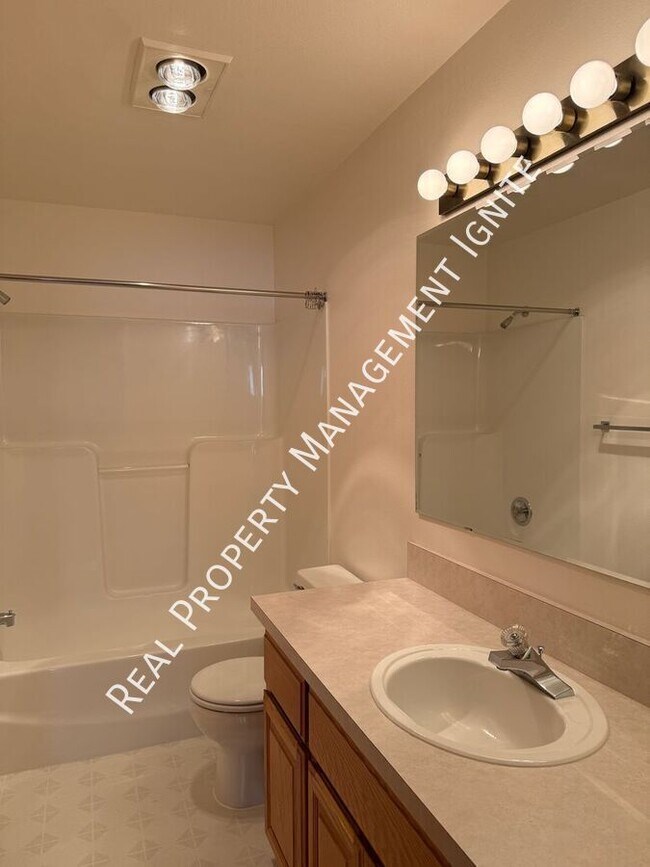 Building Photo - 1115 NE Hidden Valley Dr