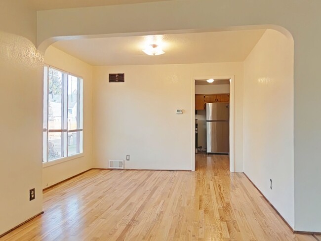 Building Photo - 2 Bedroom Duplex ~ Close to Campus ~ Pet F...