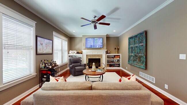 Building Photo - 3 Bed/4.5 Bath Crescent Hill Charmer with 2 Car Garage