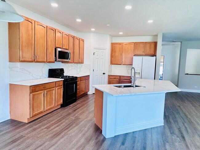 Building Photo - 1875 Crenshaw Cir