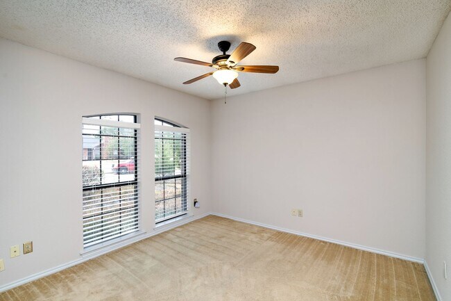 Building Photo - *Cozy Corner Home*