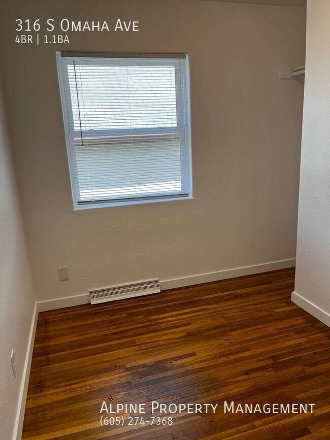 Building Photo - 4 Bed/1.5 Bath with Triple Stall Garage!