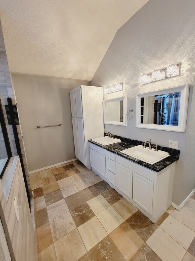 Building Photo - Bent Tree Subdivision - 4 BR - 2 Living Areas - 3 Car