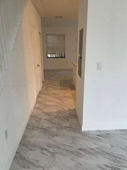Building Photo - 382 NE 208th Ter
