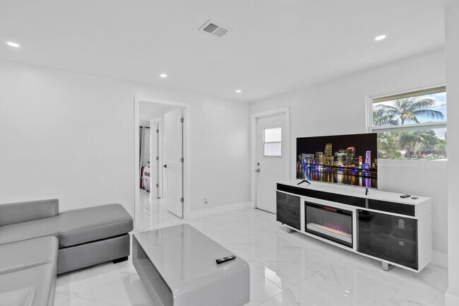 Building Photo - 871 NW 23rd Terrace