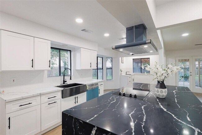 Building Photo - 10411 Rippling Fields Dr