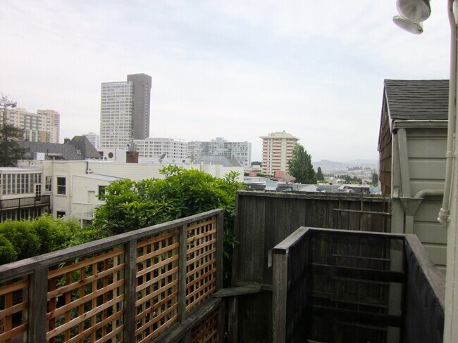 Building Photo - Stunning large Classic Pacific Heights Flat with lots of light, hardwood floors, washer/dryer, gr...