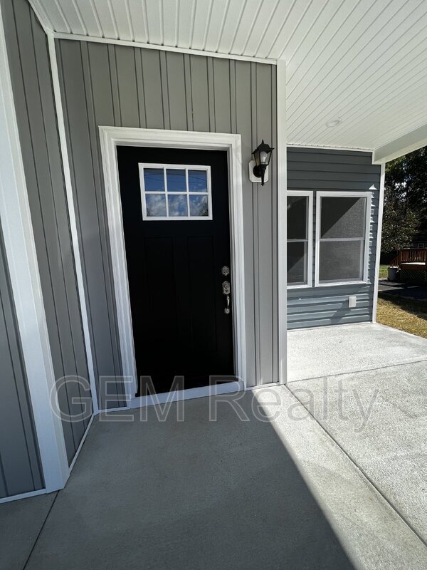 Building Photo - 38 Meadow View Ln