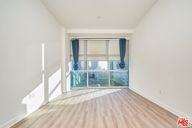 Building Photo - 3223 W 6th St