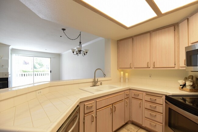 Building Photo - 640 Camino De La Reina