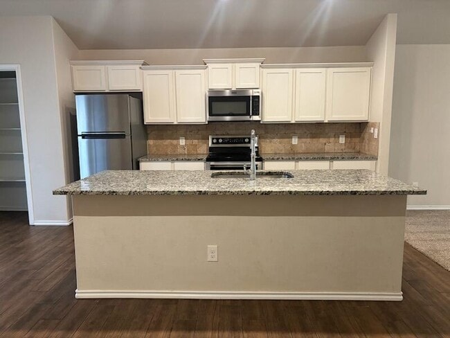 Building Photo - 14005 Vernon Ave