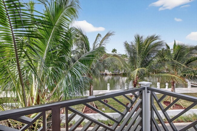 Building Photo - 400 Mola Ave