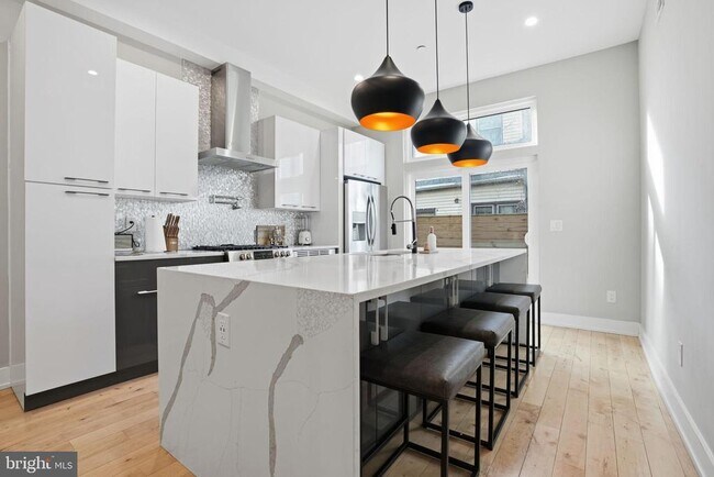 Building Photo - 1514 S Bambrey St