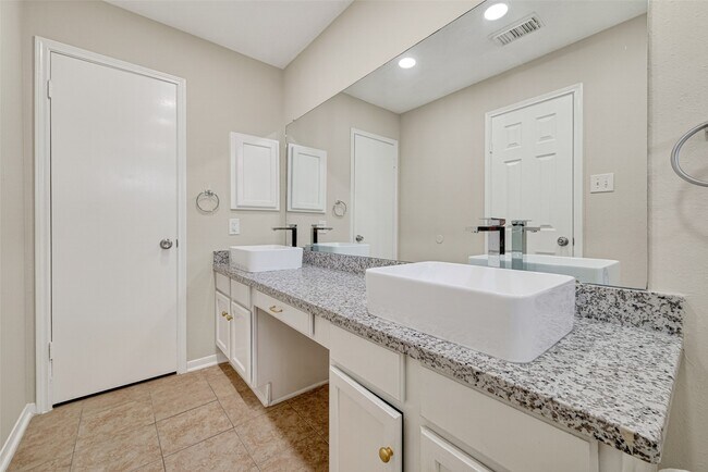 Building Photo - 16514 Camino Del Sol Dr