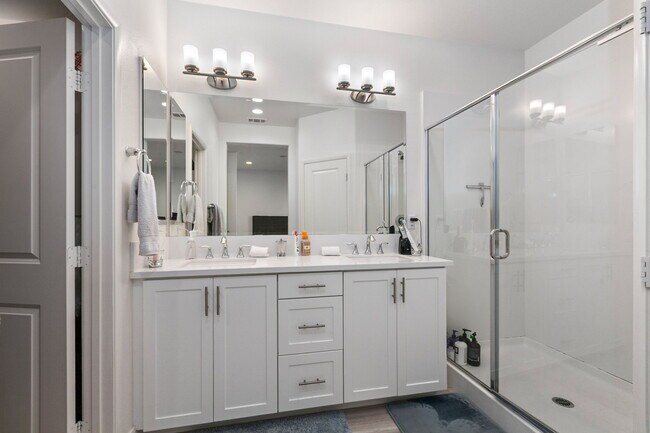 Building Photo - 2460 Solara Ln