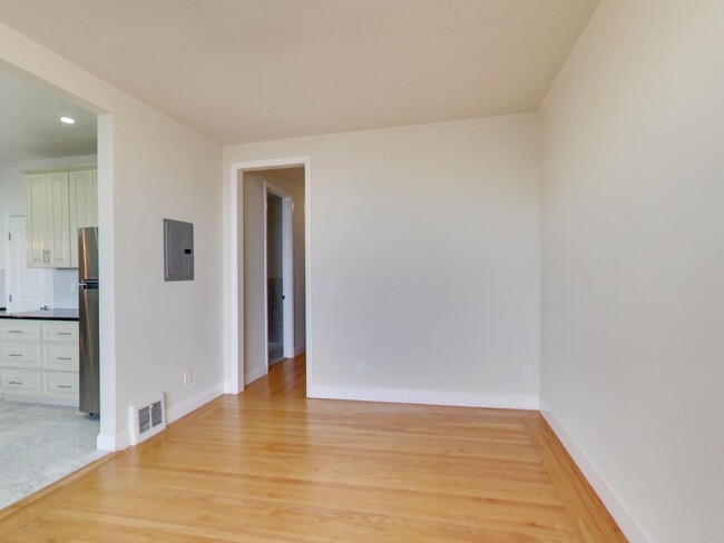 Building Photo - Remodeled 3 Bedroom in Nob Hill!!