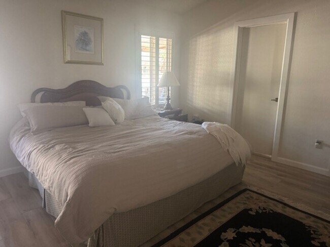 Building Photo - Lovely updated 3 bed 2 bath home in Leisur...