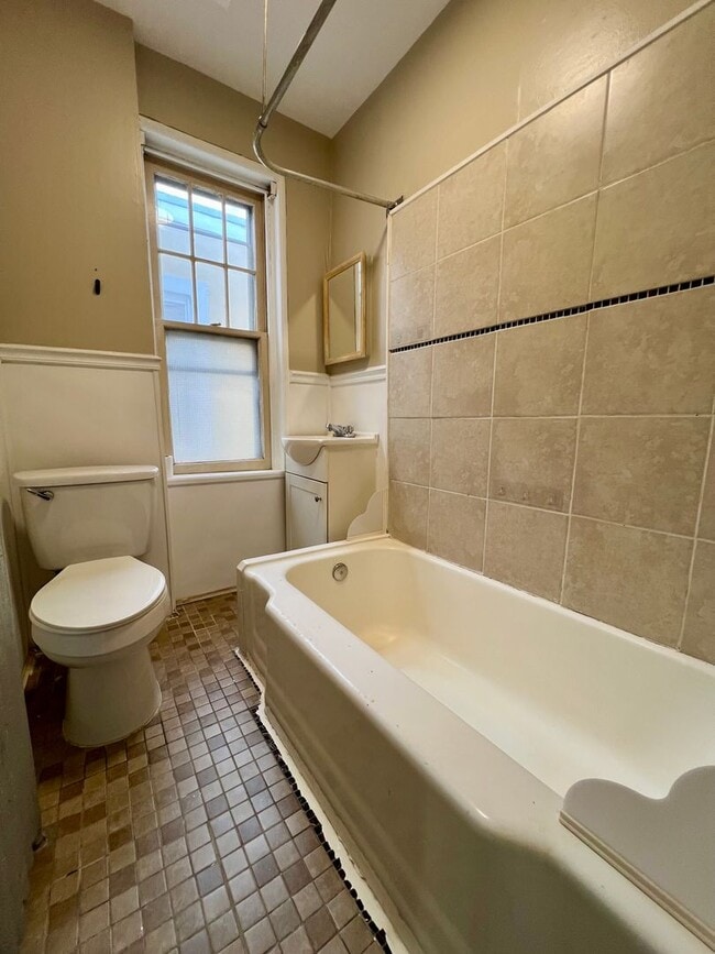 Building Photo - Spacious 3-Bedroom Townhome in Port Richmond! Available mid-April!