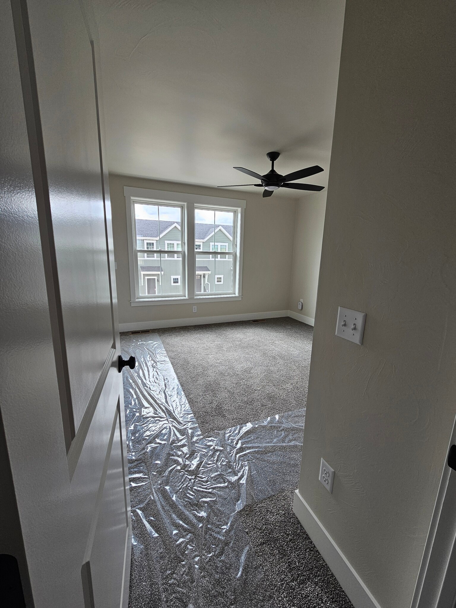Master En Suite with Ceiling Fan - 6125 Northstead Ave