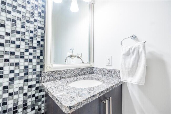 Building Photo - 1221 Caroline St NE