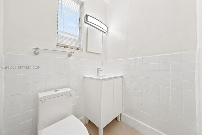 Building Photo - 119 NE 56th St