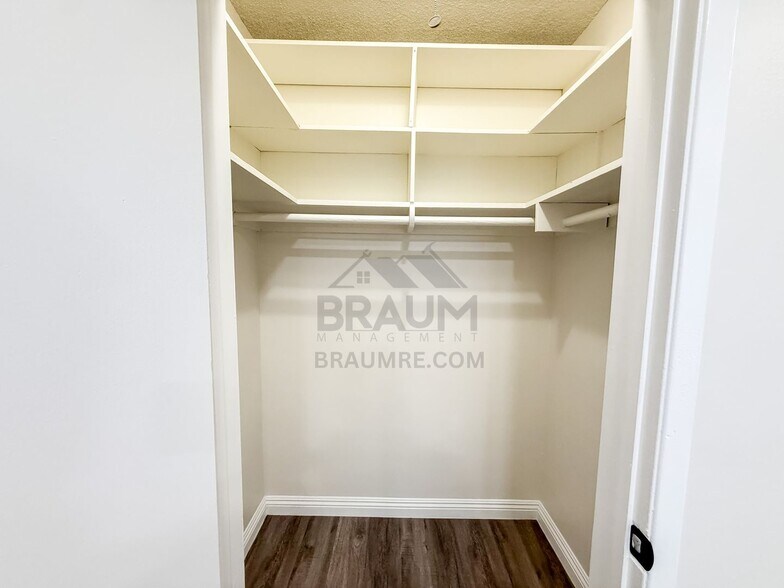 Building Photo - 5917 Laurel Canyon Blvd