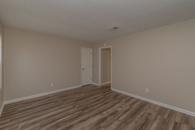 Building Photo - $950 - Updated 2 Bed/1 Bath Duplex With Stainless Steel Appliances!