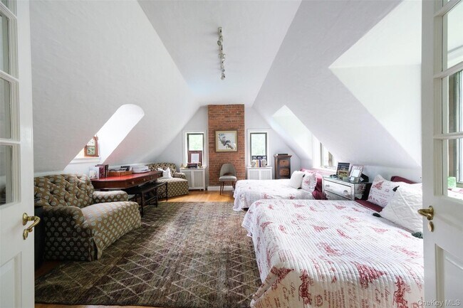 Building Photo - 10 Ridge Pl