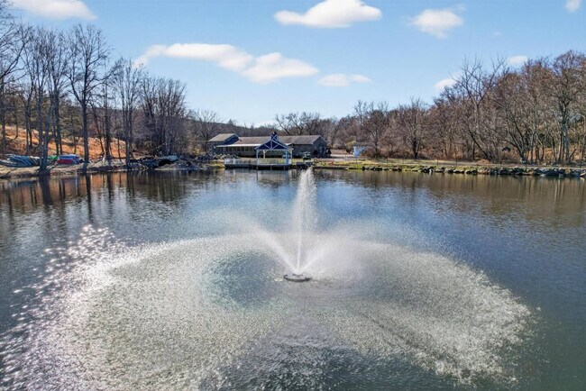 Building Photo - 443 Clove Rd