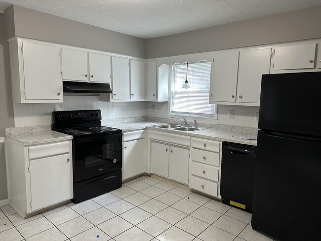 Building Photo - 3369 Holwyn Rd