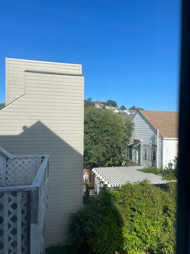 Building Photo - Remodeled private room with bath in sunny ...