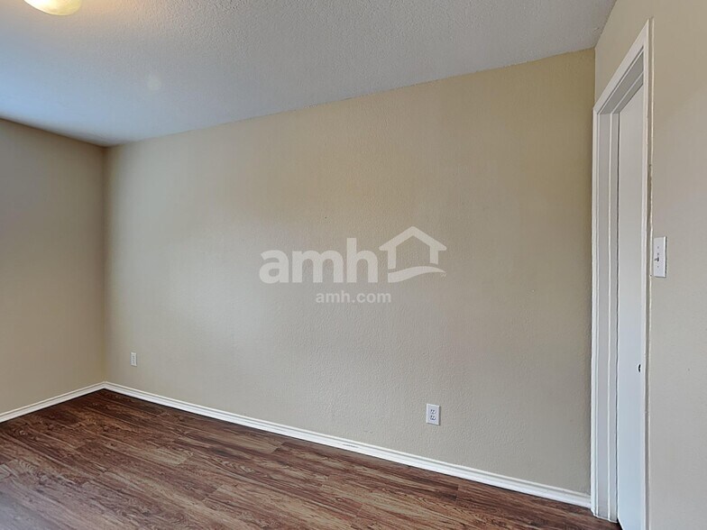 Building Photo - 9314 Silver Vis