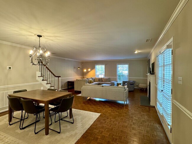 Building Photo - Fully Furnished 2 BR Townhouse in Chapel Hill – Utilities Included!