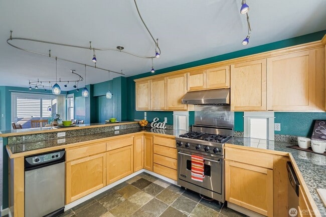 Building Photo - 3Bd/3.5Ba Seattle Townhouse