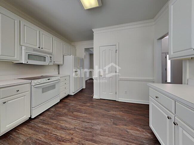 Building Photo - 300 Lucas Park Dr