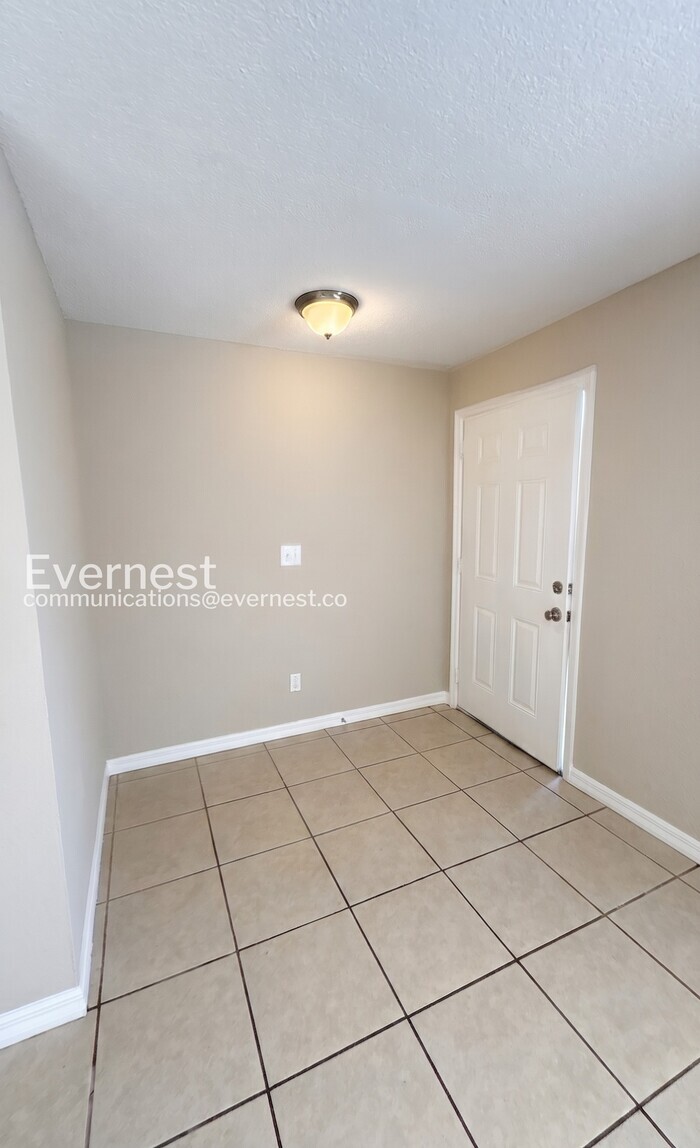 Building Photo - 3060 St Paul Dr