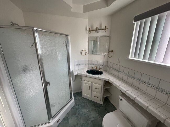 Building Photo - 5 Bedroom, 3.5 Bath, Beautiful 1,856 SQ FT...