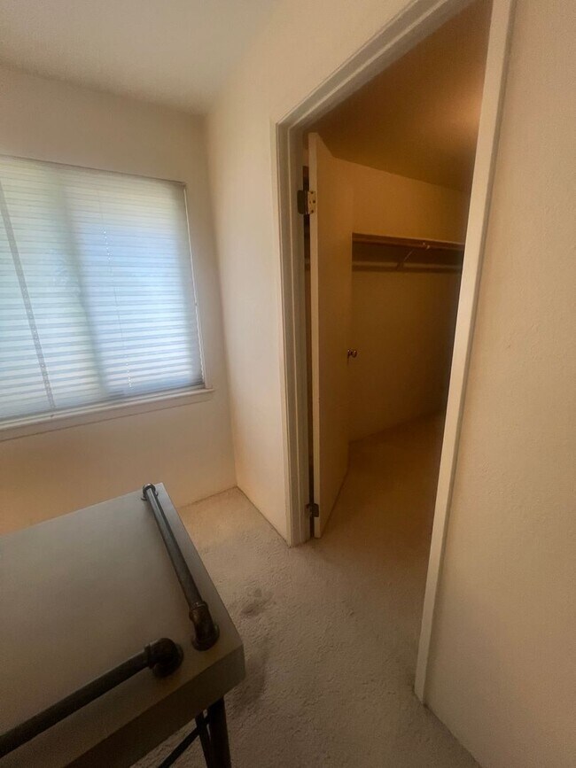 Building Photo - Scenic Hillside Living – Spacious 3 Bed, 2 Bath with Sweeping Views