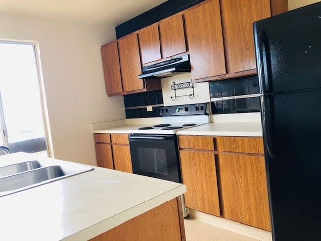 Building Photo - 2 Bedroom, 1 Bathroom and 2 Parking (Paleh...