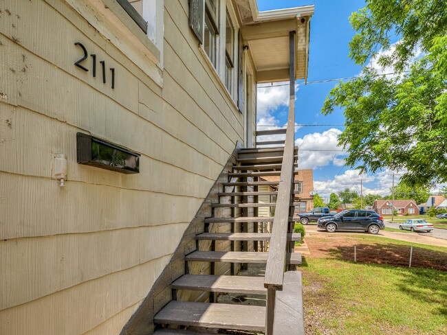 Building Photo - Super cute studio in crestwood