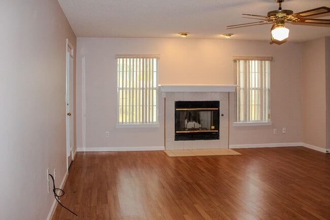 Building Photo - 305 Ashley Dr