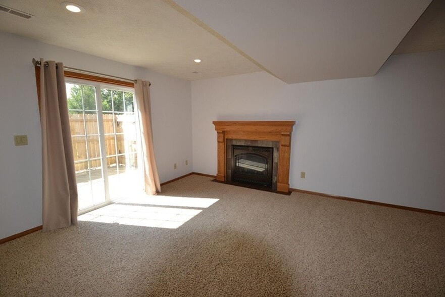 Building Photo - 4401 E Oak St