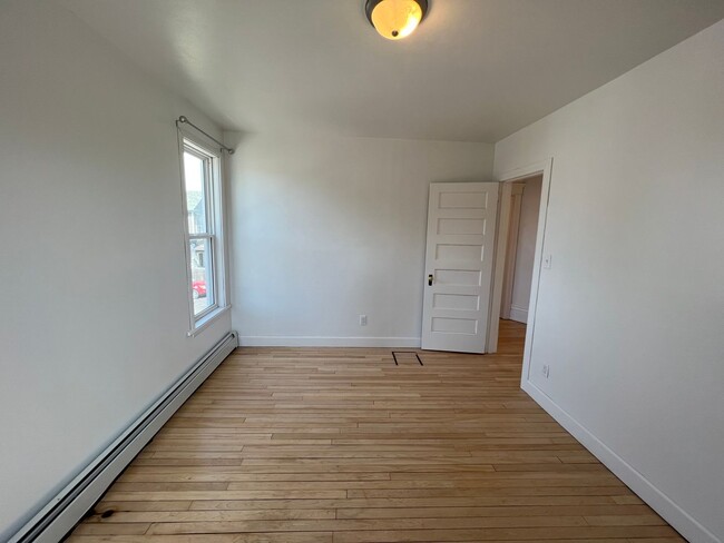 Building Photo - AVAILABLE JUNE - 4 Bed 1.5 Bath Home in Superior