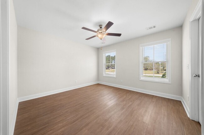 Building Photo - 102 Skye Dr