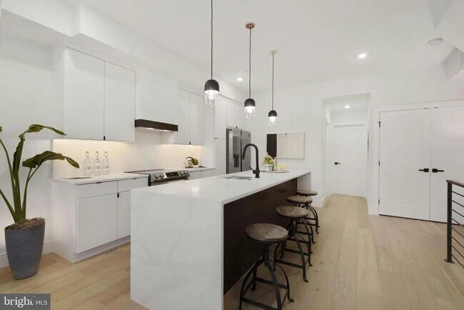 Building Photo - Modern 3BR/3BA Shaw Penthouse with Two Private Decks